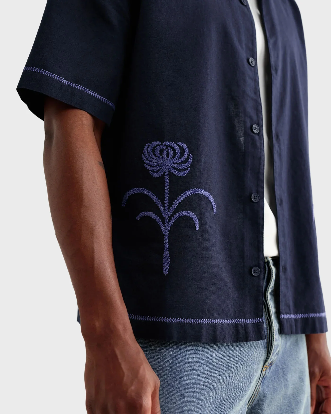 Wax London Keats Short Sleeve Dahlia Embroidery Shirt in Navy/Blue - Image 4